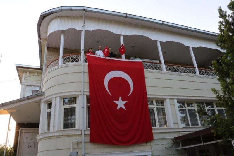 Siirt Valisi Atik konutunun balkonunda İstiklal Marşı okudu
