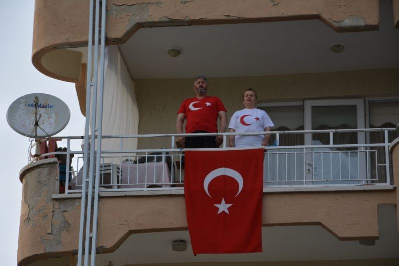 Demirci’de vatandaşlar ay yıldızlı bayraklarıyla İstiklal Marşını okudu
