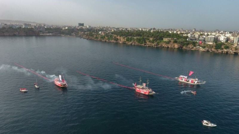 Denizde 3 ayrı tekneden 100’er metre uzunluğunda Türk bayrağı açıldı.
