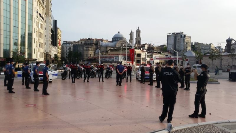 İstanbul polisi Taksim Meydanı’nda 19.19’da İstiklal Marşı’nı okudu
