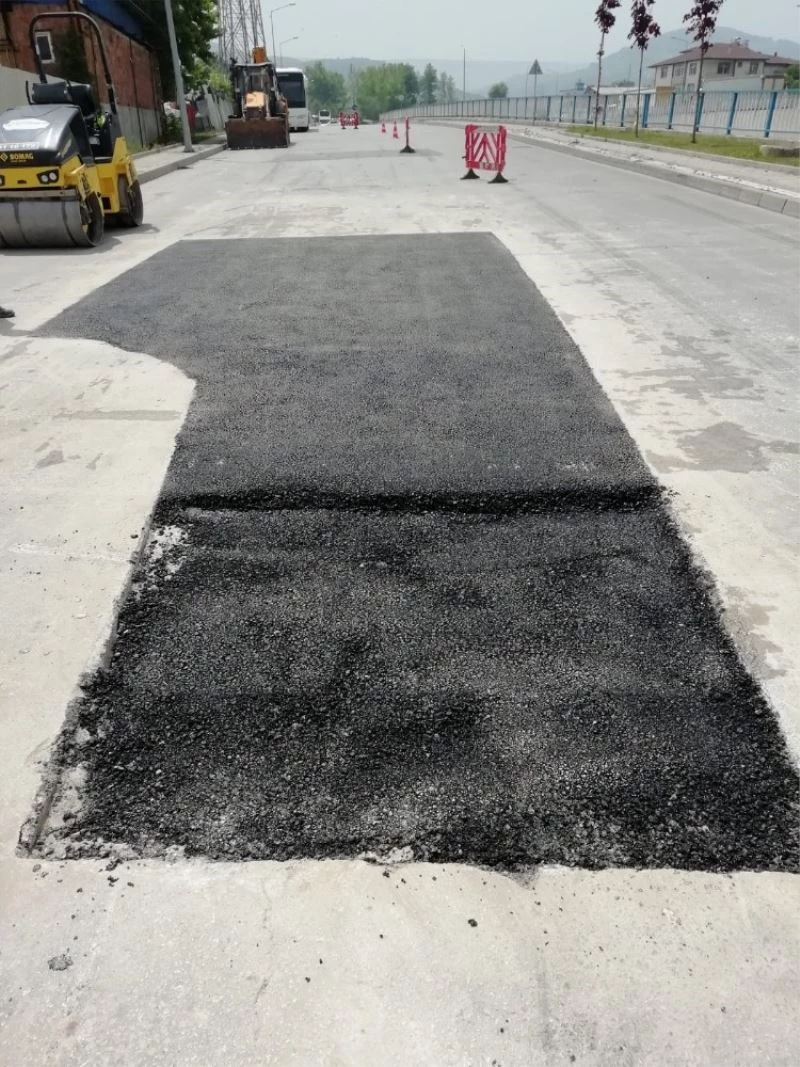 Gölcük Asar Deresi kavşak yollarına onarım
