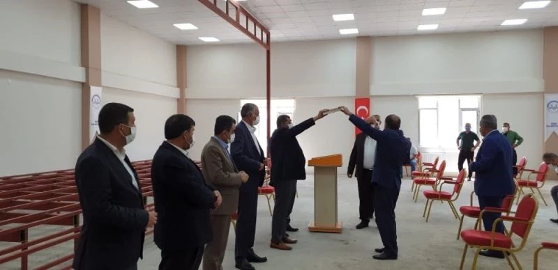 Aralarında husumet bulunan aileler, sosyal mesafeye uyup maske takarak barıştı
