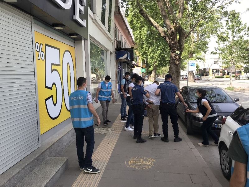 Maskesiz sokağa çıkarak kimlik soran polis ekiplerine mukavemet gösterdiler
