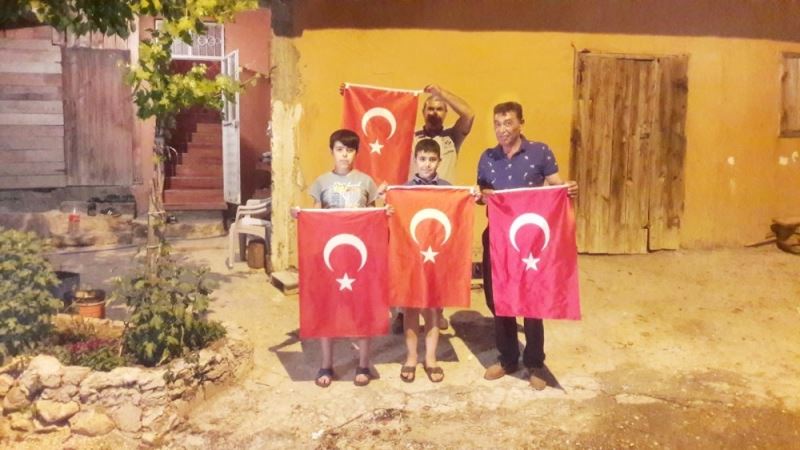 Tarsus ve Çamlıyayla’da vatandaşa bayrak dağıtıldı
