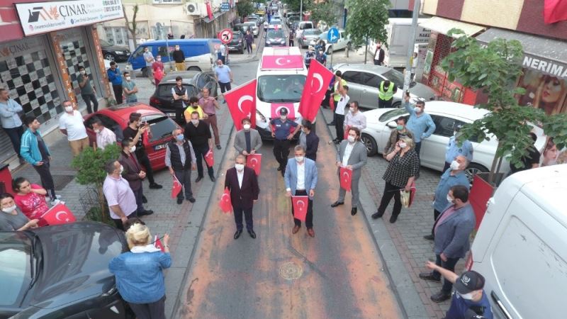 Gaziosmanpaşa’da saat 19.19’da tüm balkonlardan İstiklal Marşı sesleri yükseldi
