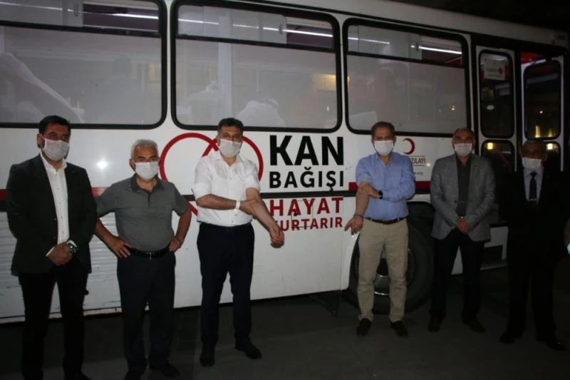 Öğretmenler kan bağışında bulunmak için birbirleriyle yarıştı
