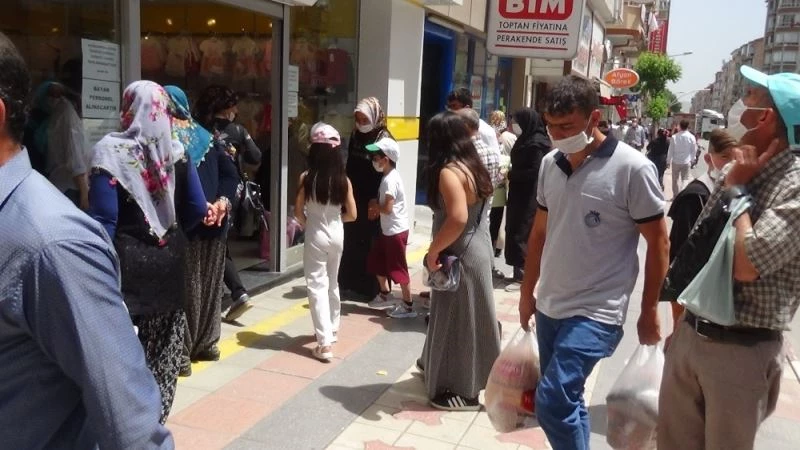 Çocuklar bu sefer parklara değil bayram alışverişine çıktı
