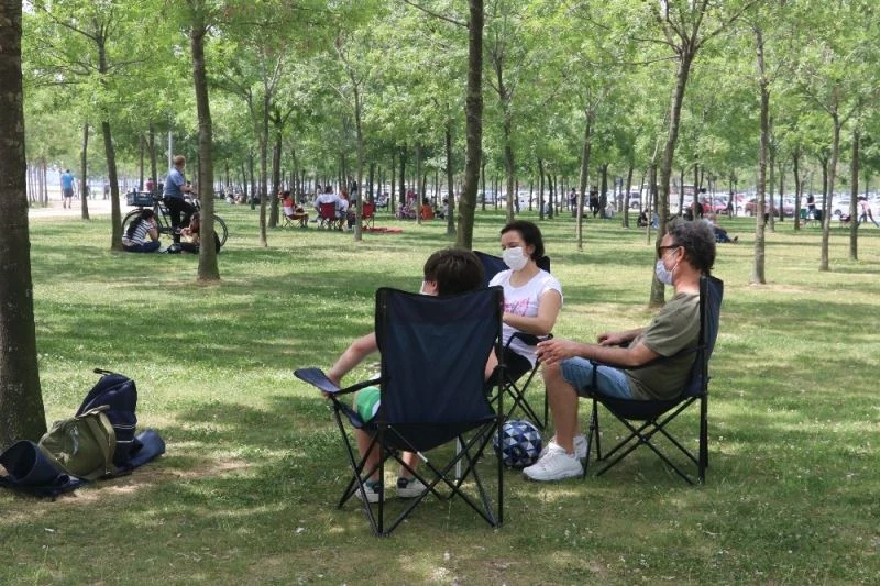 Kocaeli’de maskesini takan sahile akın etti Körfez’e karşı keyif yaptı
