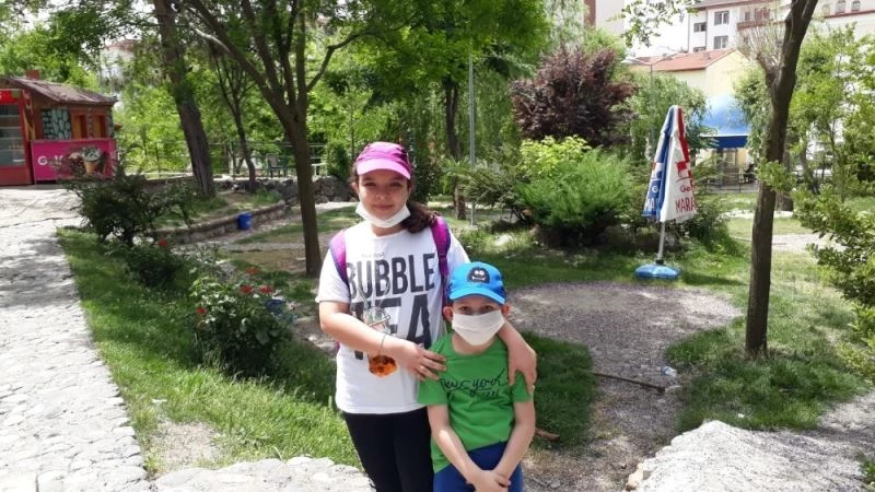 Çocuklar sıcağa aldırış etmeden parklara akın etti
