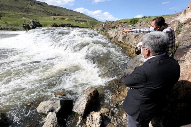 Van protokolü inci kefalinin zorlu yolculuğunu izledi
