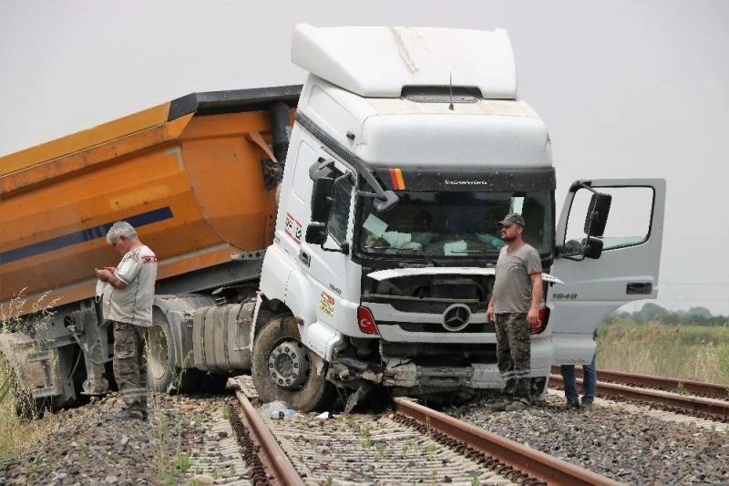 Yoldan çıkan hafriyat kamyonu tren raylarında durdu

