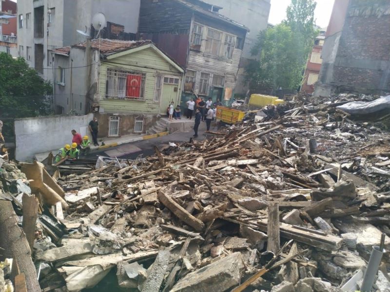 (Özel) İstanbul’da yanmış kafatasının bulunduğu enkazdan insan kemikleri çıktı
