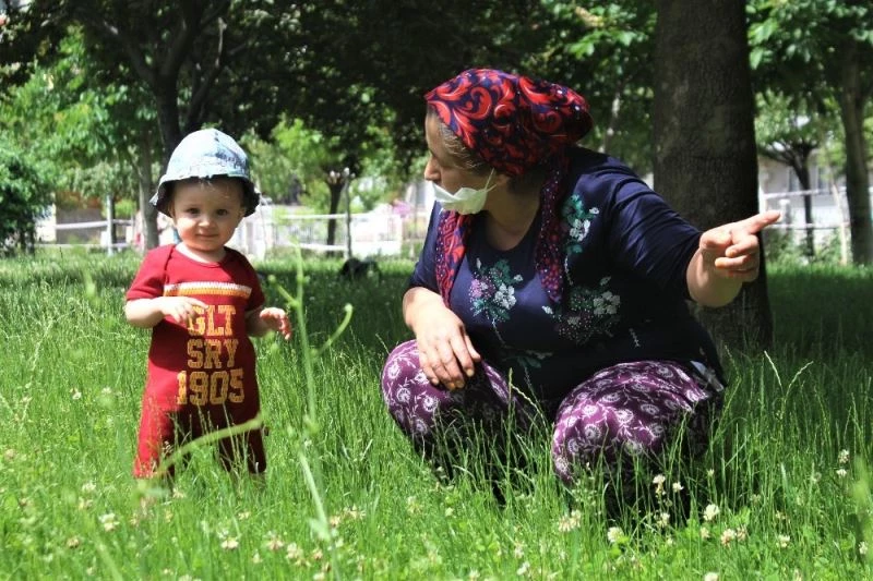 Sıcak havaya rağmen sokaklar çocuk sesleriyle şenlendi
