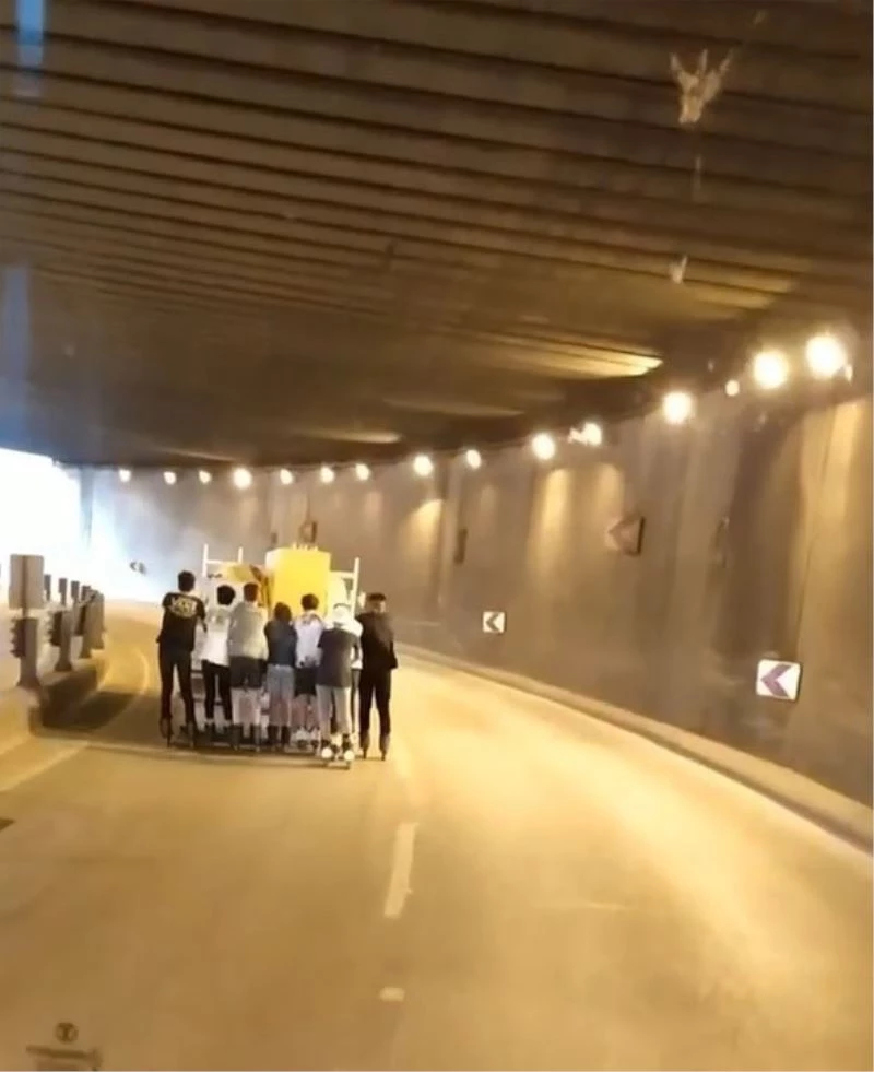 8 patenci gencin işlek caddede tehlikeli eğlencesi
