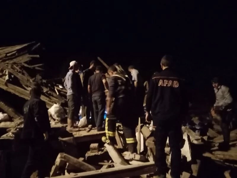 Ev çökünce altındaki ahırda bulunan 2 büyükbaş hayvan telef oldu
