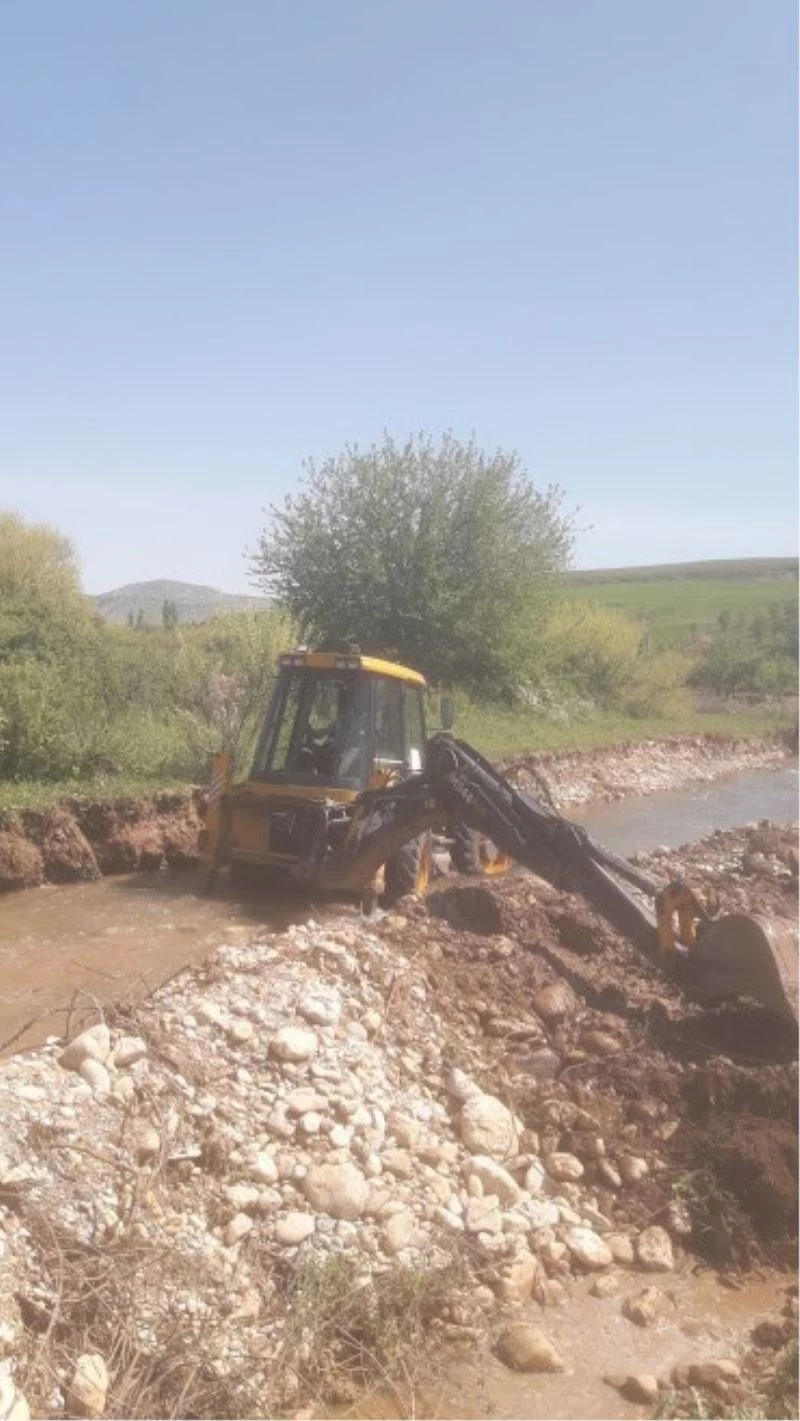 Sarıçanak deresinde ıslah çalışması yapıldı
