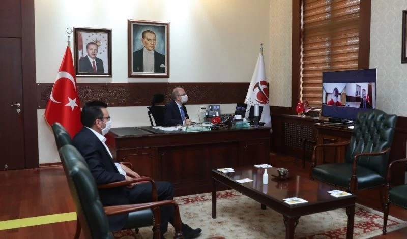 Vali Çakacak sağlıçılarla video konferans görüşmesi yaptı
