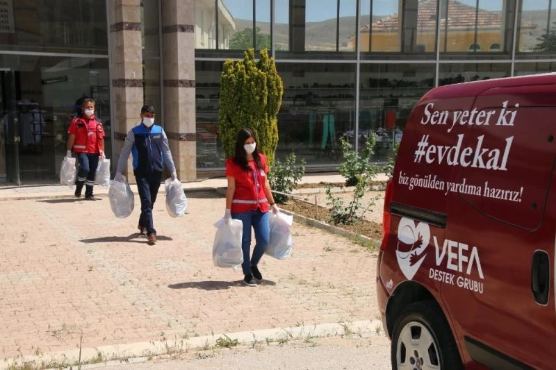 Elazığ’da Vefalı eller, bin 783 çocuğa bayramlık ulaştırdı
