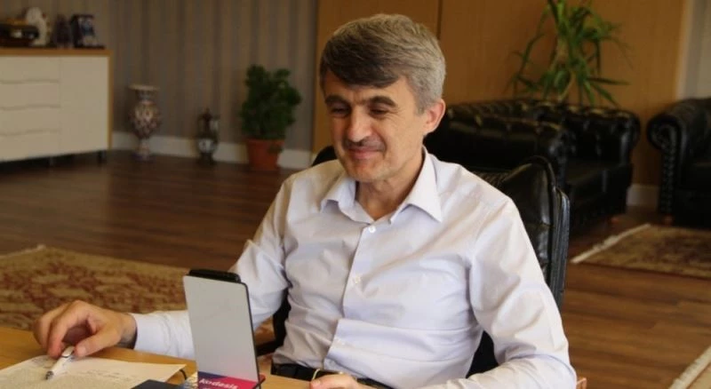 Rektör Uysal, canlı yayında öğrencilerden gelen soruları yanıtladı
