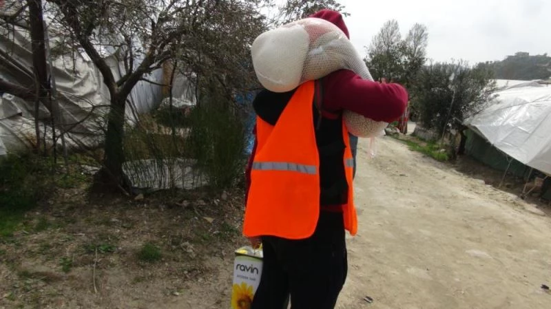 İdlib kırsalındaki Suriyelilere gıda yardımı