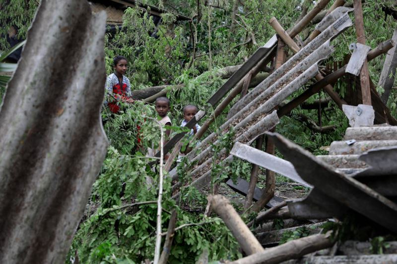 Hindistan ve Bangladeş’i vuran Amphan Kasırgası bilançoyu arttırıyor
