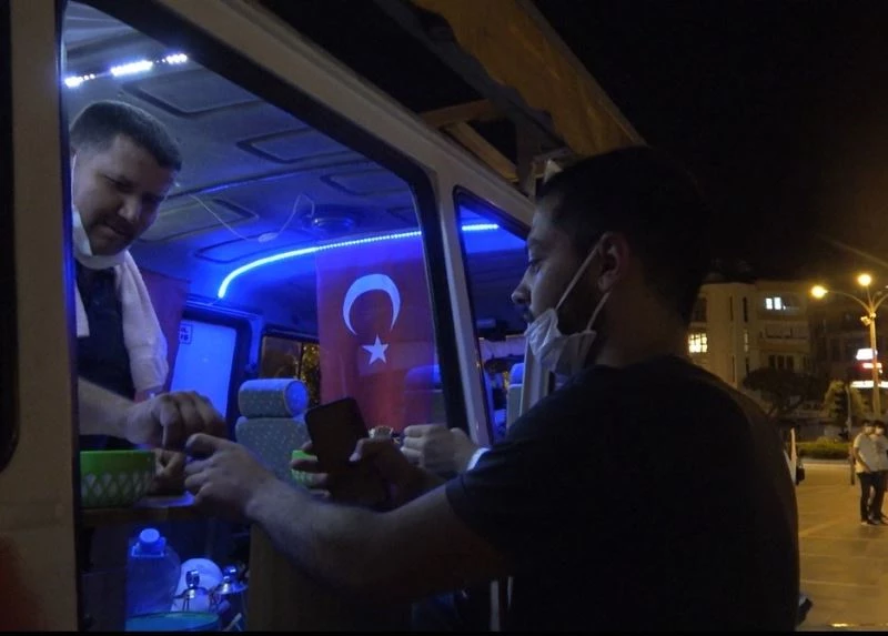 (Özel) Çay ocağına çevirdiği minibüsüyle kan verenlere ücretsiz çay dağıtıyor
