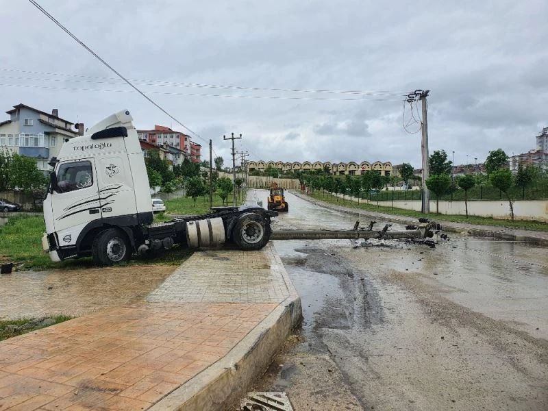 Muayeneye giderken kayganlaşan yolda duramayan tır, elektrik direğine çarptı

