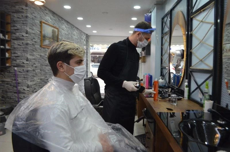 Müşterileri azalan berberler eski bayramlarını arıyor
