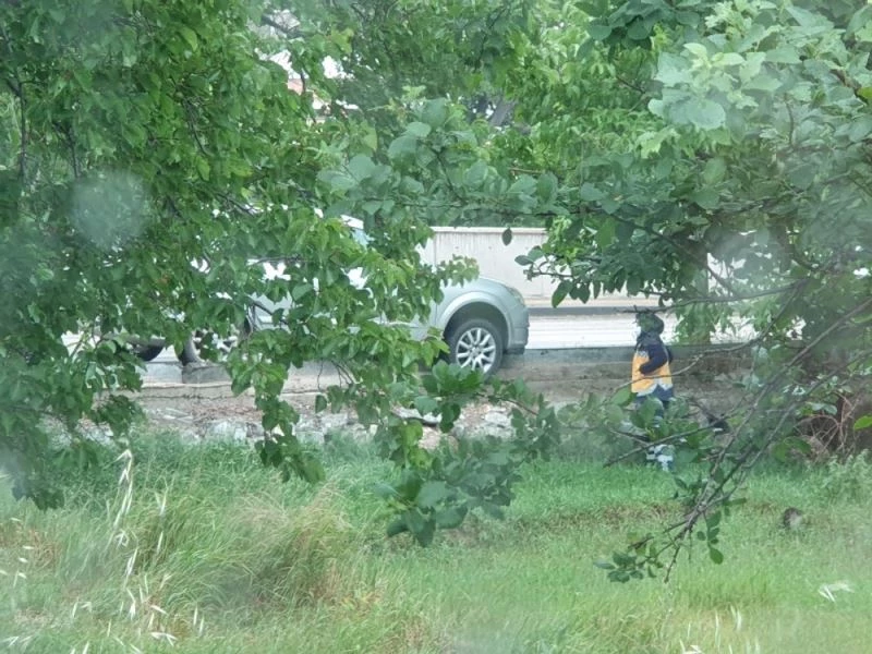 Nallıhan’da kaza yapan araç arsaya uçmaktan son anda kurtuldu
