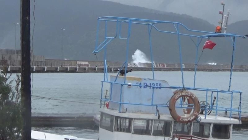 Amasra’da dalgalar mendireği dövdü
