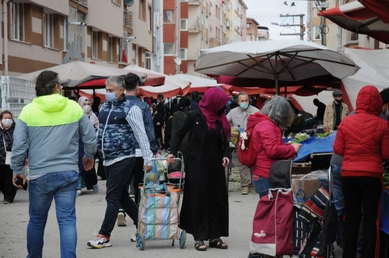 Bayram alışverişlerinde tedbirsiz yoğunluk
