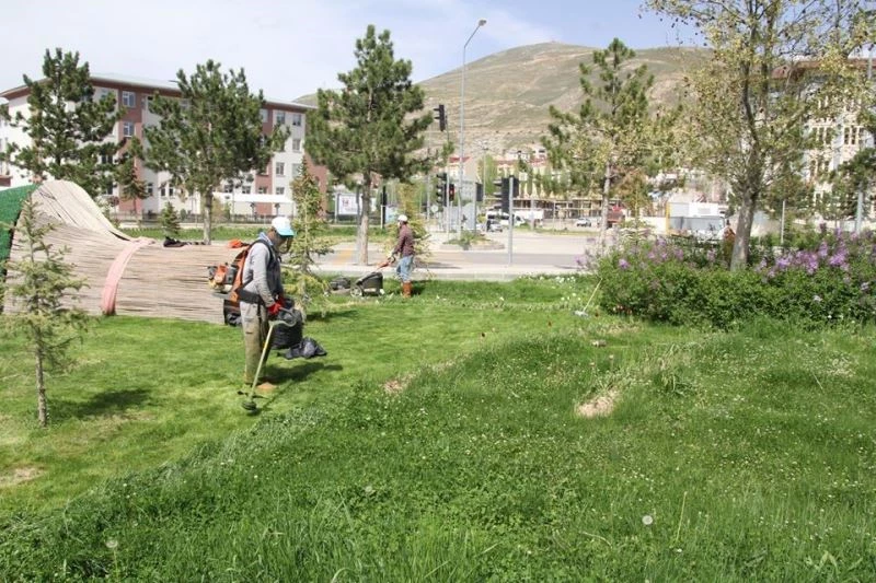 Bayburt’ta park ve refüjlerde çim biçme çalışması
