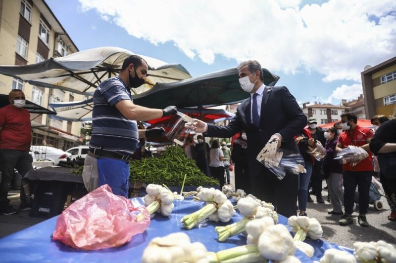 Başkan Köse pazarcı esnafı ile kuaförlere siperlik ve maske dağıttı
