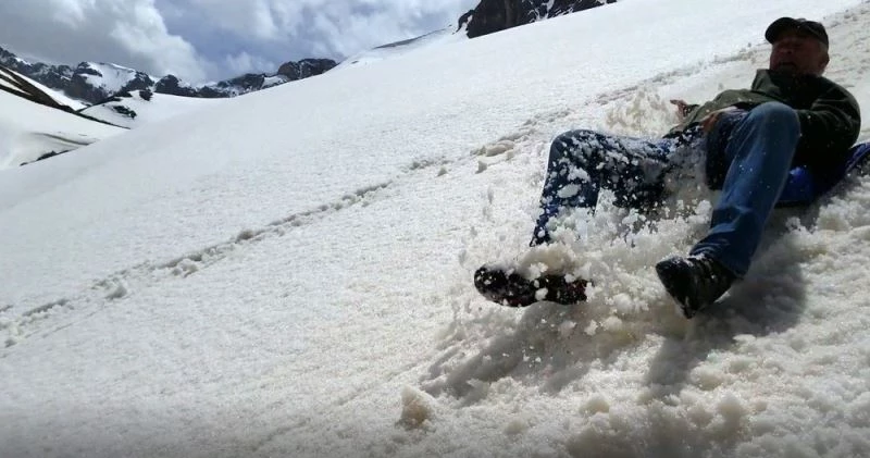 (Özel) Mayıs ayında poşetle kızak keyfi
