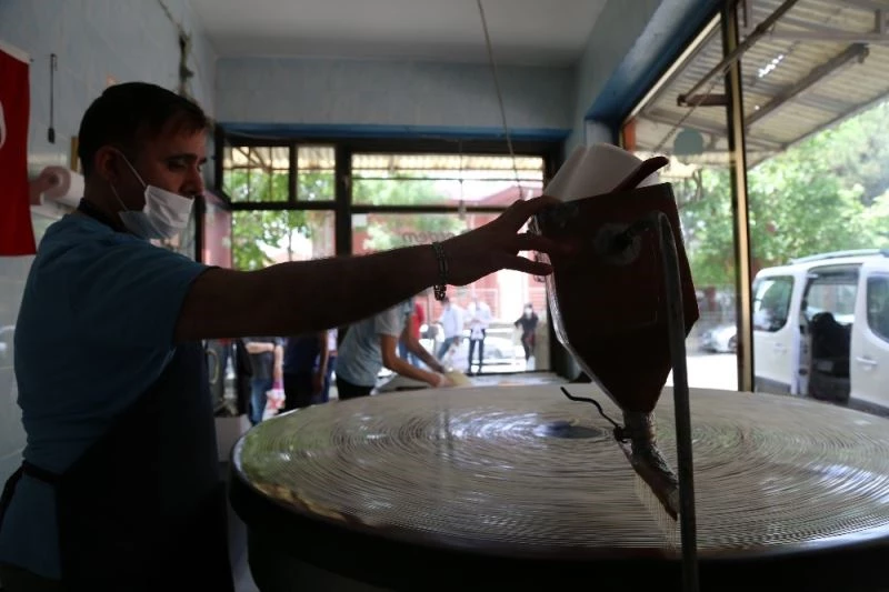 Bayram öncesi sosyal mesafeli tel kadayıf kuyruğu
