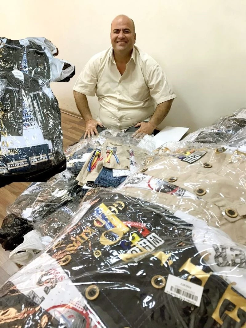 Arabanlı iş adamı 200 çocuğun yüzünü güldürdü
