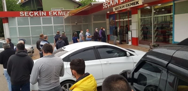 Yasak öncesi ekmek fırınlarının önünde kuyruklar oluştu
