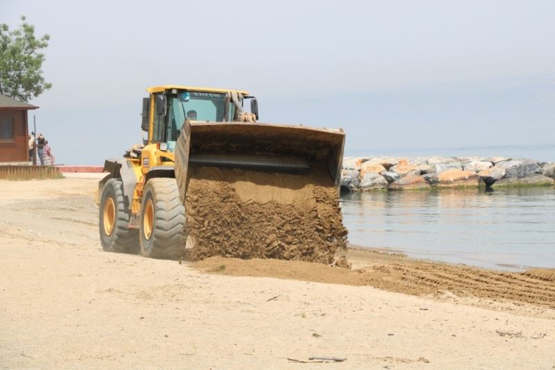 Gölcük ve Karamürsel’de plajlara kum seriliyor
