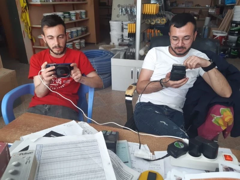 Oyun tutkunu gençler cep telefonlarına fan taktı
