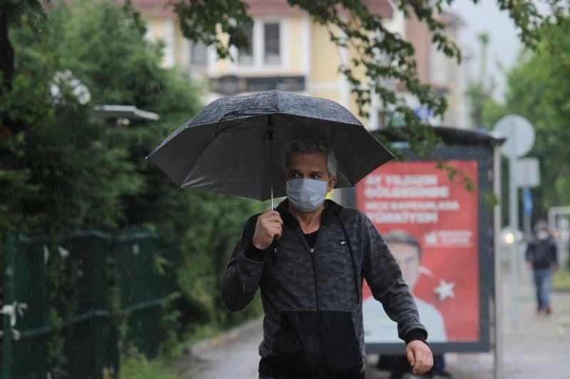 Çöl sıcaklarının ardından Bursalılar yağmurla serinledi
