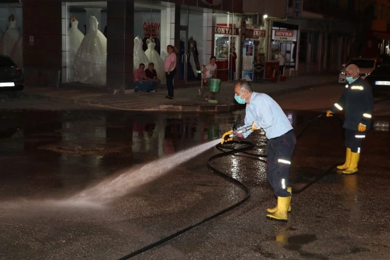 İtfaiyecilerin bu seferki görevleri sokakları ve caddeleri pırıl pırıl etmek
