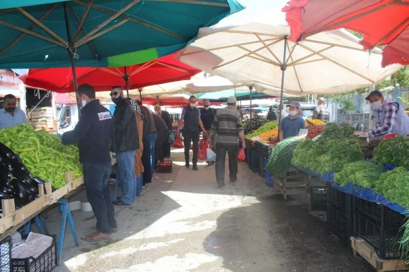 Bayram alışverişini yapmak isteyen vatandaşlar pazarlara akın etti
