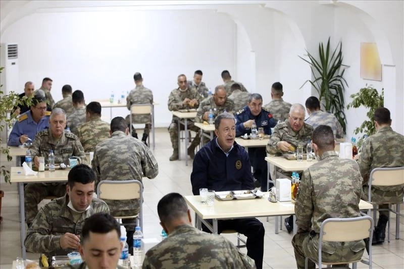 Bakan Akar ve komutanlar Ramazan’ın son iftarını sınırdaki komandolarla yaptı
