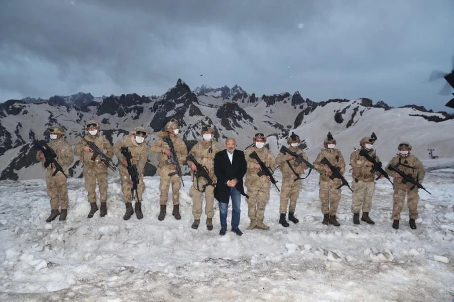 KASTAL, MEHMETÇİKLE HAKKARİ’DE BAYRAMLAŞTI