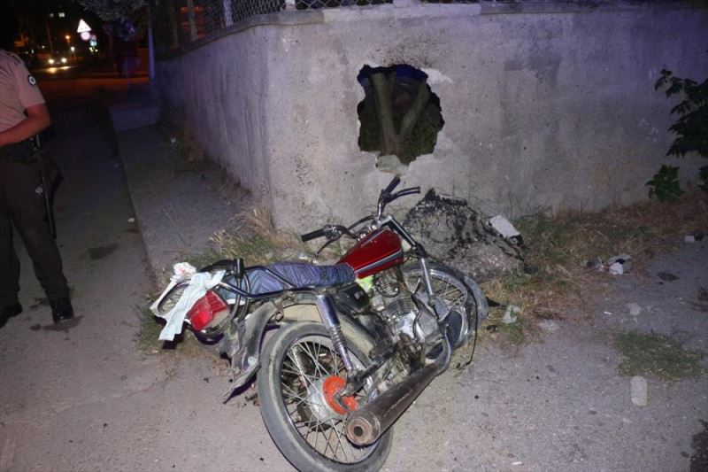 Bindikleri motosikletle bahçe duvarına çarpan iki kişi yaralandı
