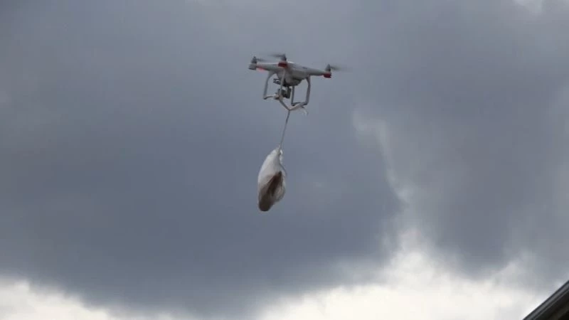 Ekmeğini bakkaldan drone ile aldı
