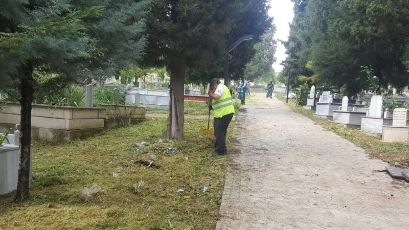 Alikahya mezarlıkları bayram sonrasına hazırladı
