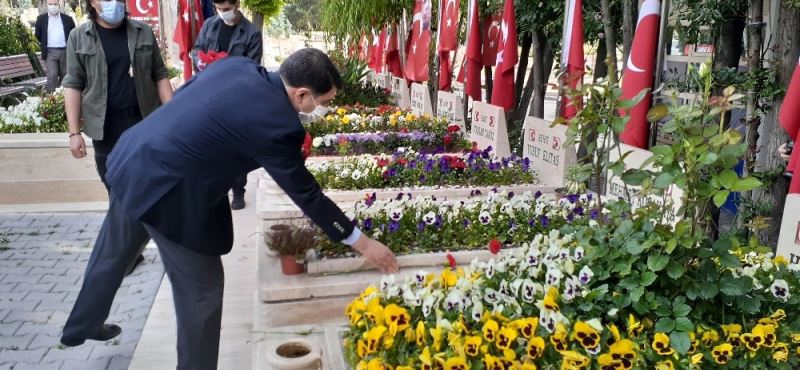 Ankara Valisi Şahin şehitlikleri ziyaret etti
