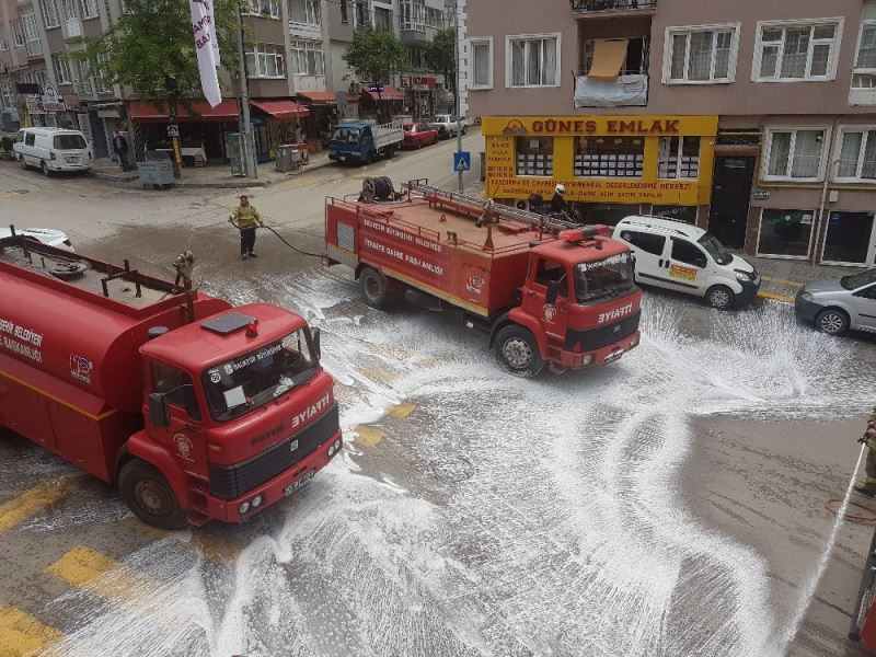 Bandırma caddelerine köpüklü bayram temizliği
