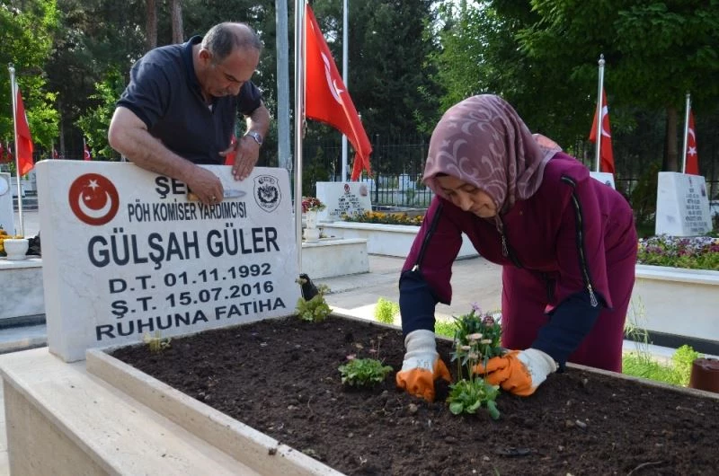 15 Temmuz şehidi Gülşah Güler’in annesi, kızının mezarını çiçeklerle donattı
